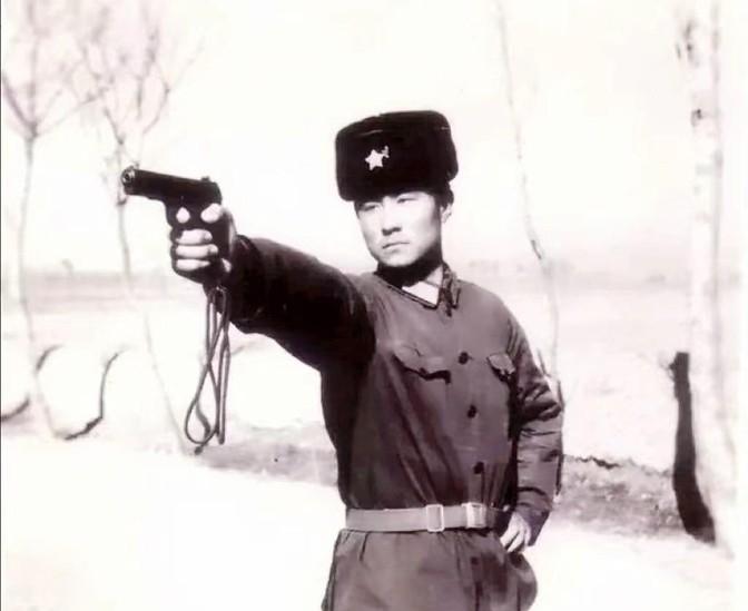1979年2月，54军160师师长张志信正在带部队上越战前线的路上，突然接到妻子