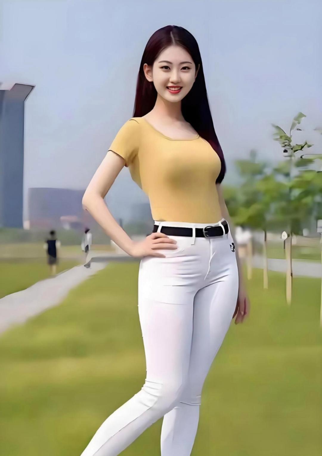哇，这妹子笑容超甜，白裤配高跟鞋，时尚感满分，适合逛街shopping的一天呢！