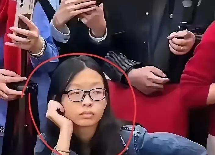 谢岳二女儿才是人间清醒，认亲现场只有她一个人闷闷不乐，现在终于知道原因了。十来年