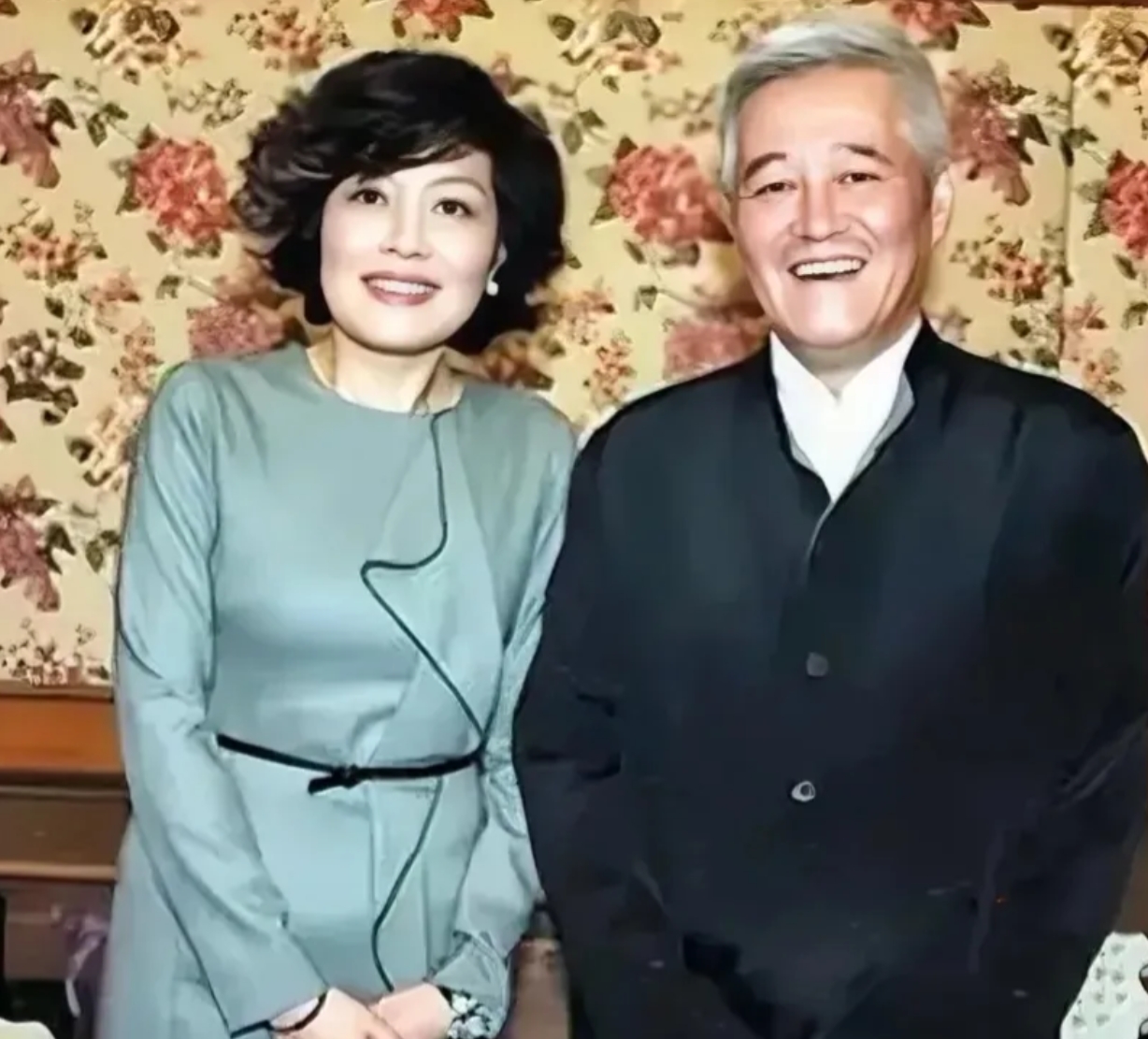 哈文与赵本山在一起，并肩而立，笑容满面，举止温柔，笑容灿烂，喜笑颜开，合影留念，