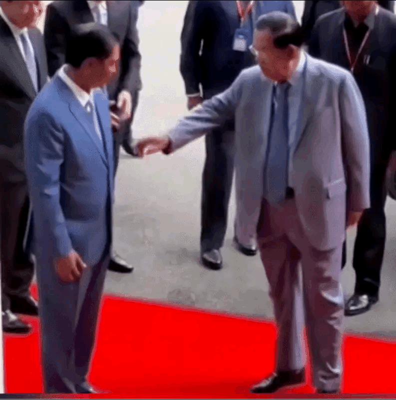 洪森给小伙儿干一激灵，摸着女孩儿的头说：“有事儿给我说，我罩着你”
昨天在外网看