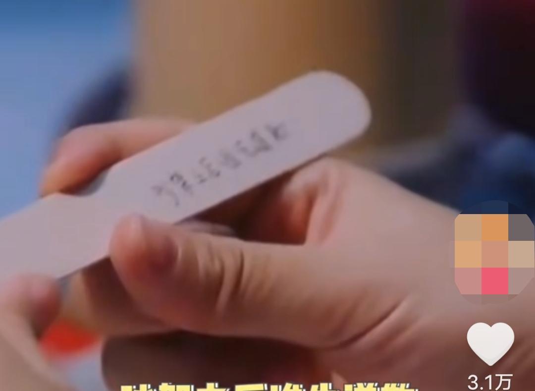 主持人问谢娜夫妻：“吵架后，谁先道歉？”谢娜说没吵过架，张杰老实回：“吵过，我先