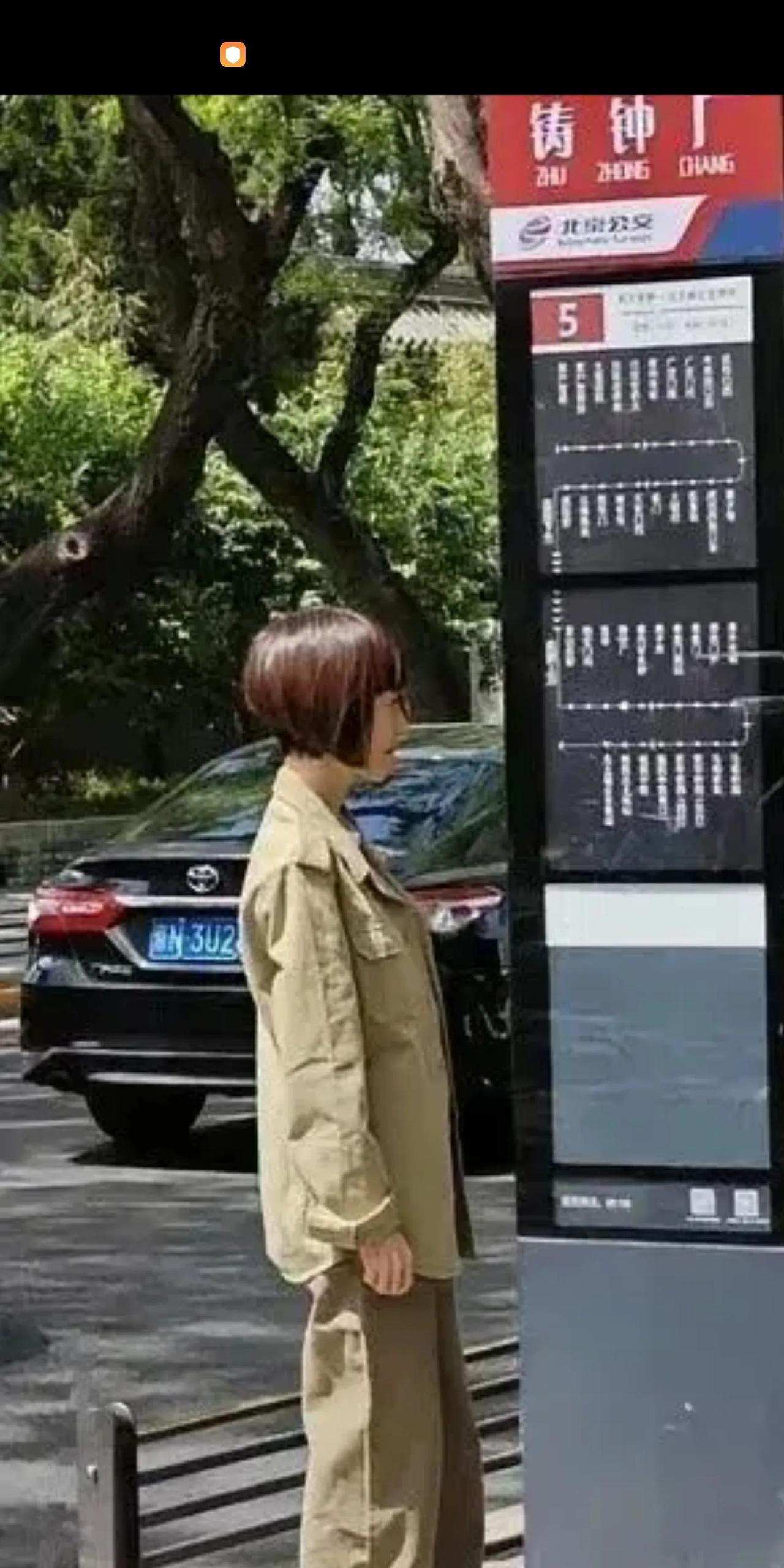 原来鲁豫现实中是长这样的，
不得不说，虽然不是很漂亮，但是风韵犹存啊。[玫瑰][