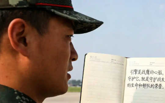 我维修了12年军用直升机引擎，新团长带亲信抢我职位，我没闹，果断退役，空中演练前晚6架直升机全熄火