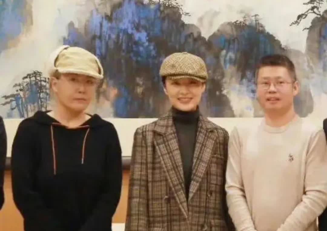 许晴与周涛在一起，俩人差1岁气质差距大，一个皮相美一个骨相美 ​