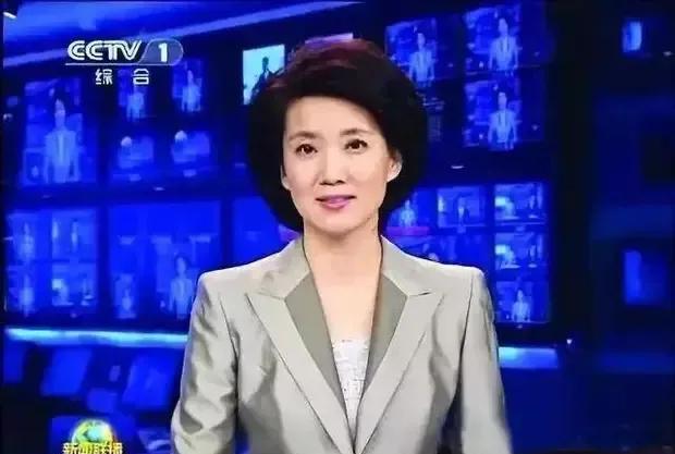 《新闻联播》史上最年轻的主播，以其优雅的气质、稳重的台风和精准的播报，在观众心中