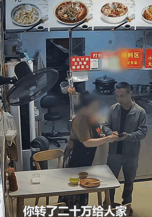 一碗馄饨救了30万！



5月28日，云南西双版纳一家不起眼的馄饨店里，上演了