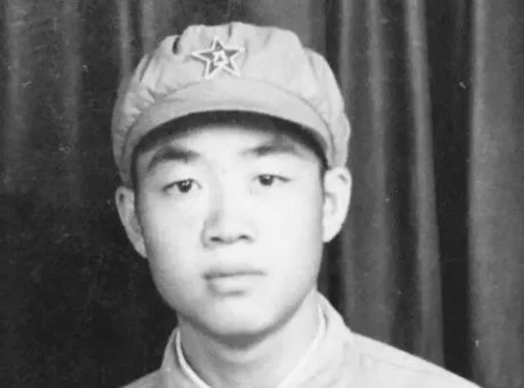 1951年，朝鲜战场，一新兵正擦大炮，突然瞅见，美军阵地有顶奇怪的帐篷，他咬牙跺