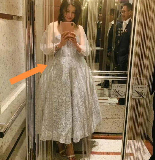 难怪以前好多人吐槽李嘉欣是真的绝美
在香港娱乐圈颜值绝对数一数二，可衣品也是真的