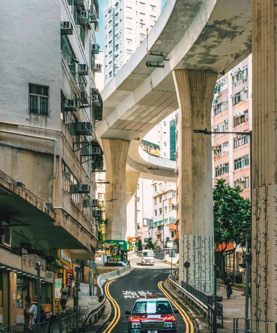 发现没，香港很多高高在上的立交桥，
基本上都是单柱支撑，
似乎都不怕侧翻[发怒]