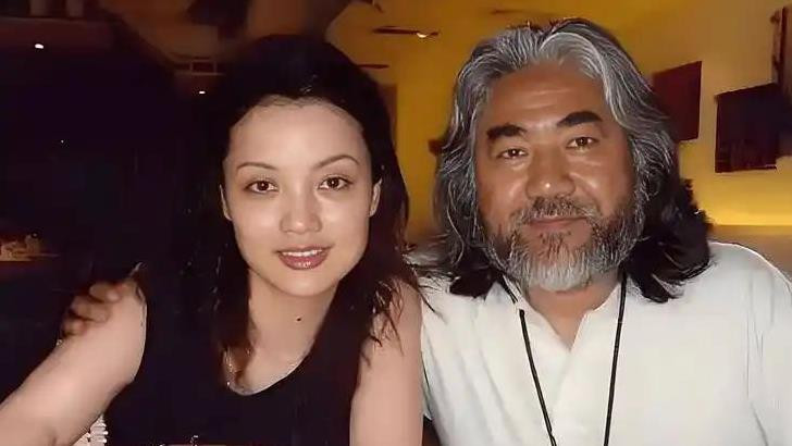 张纪中杜星霖高铁站冲突，“女德代言人” 人设崩塌？