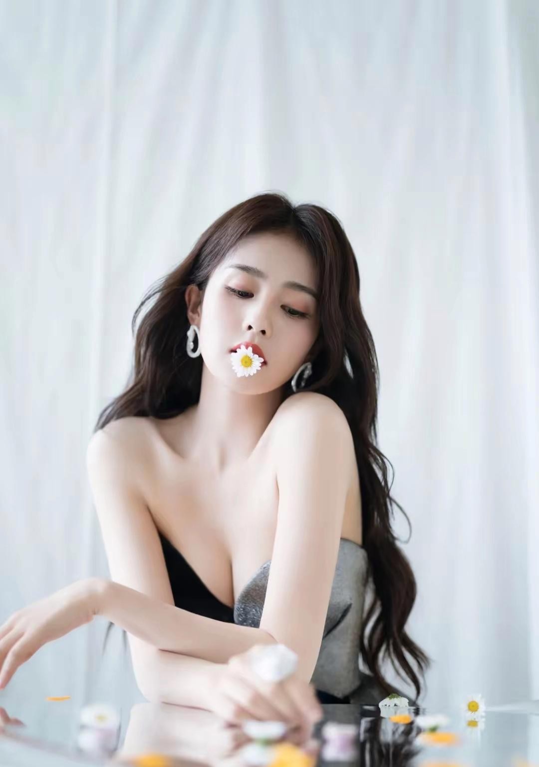 白鹿-出席活动生图 ，皮肤确实人如其名