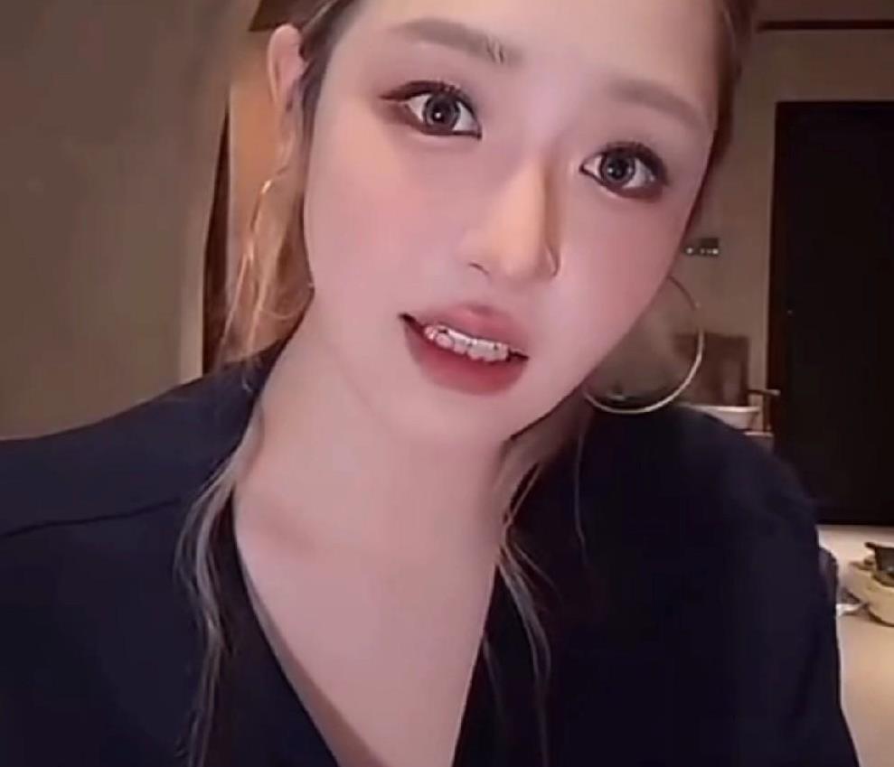 杜凤回应直播不陪蛋黄，我不努力赚钱拿什么陪伴他？
           我俩娘俩