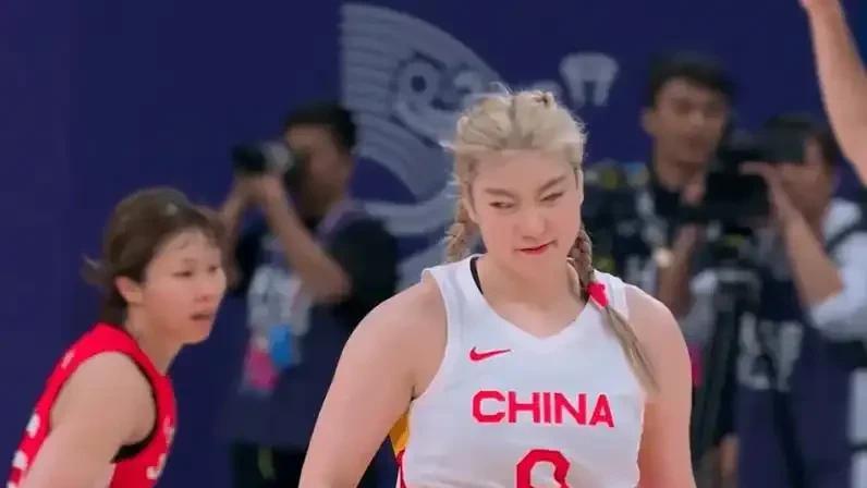 李梦这表情打球根本不用发力，就可以把对方军心扰乱。哈哈，不得不佩服摄影师的高明。