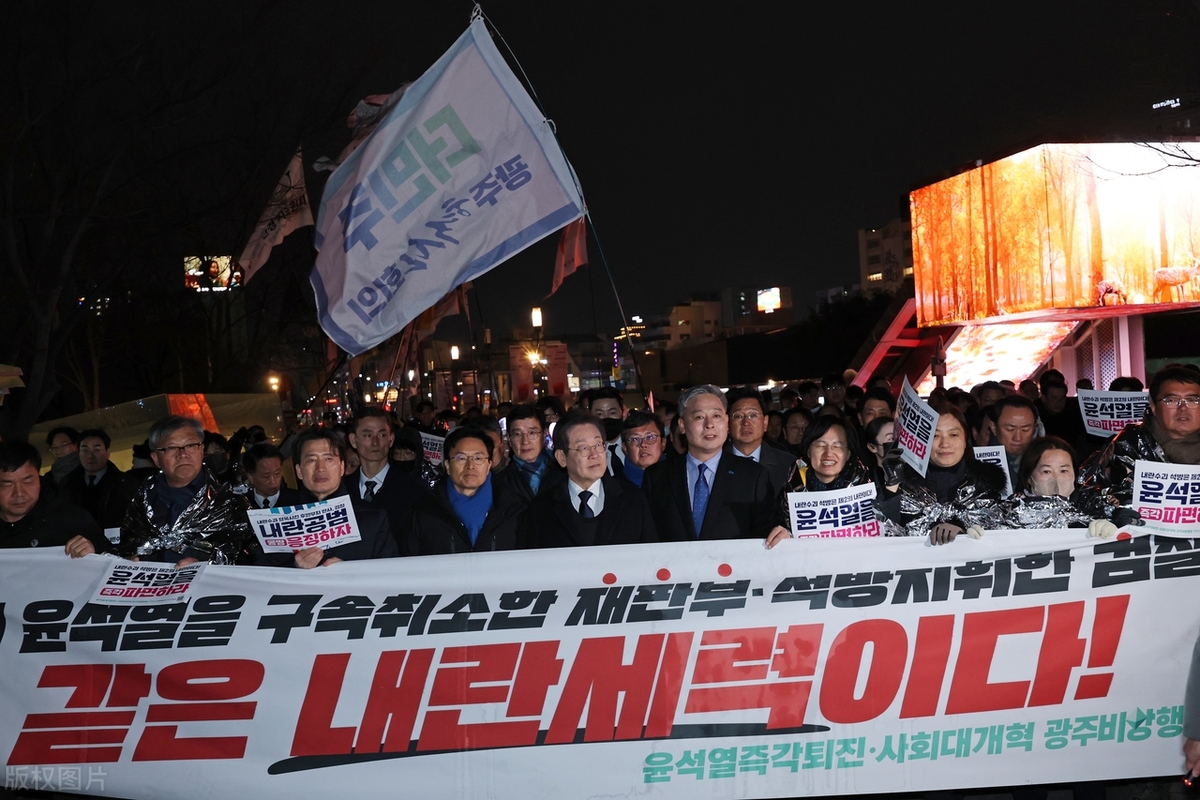 韩国总统尹锡悦的政治豪赌正在走向终局。3月19日，首尔街头装甲车密布，2万警察持