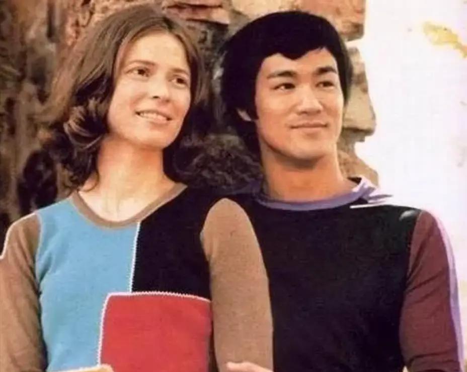 李小龙刚去世后，他的徒弟汤姆就火速和自己的新婚妻子离婚，去追求自己的师娘琳达。琳