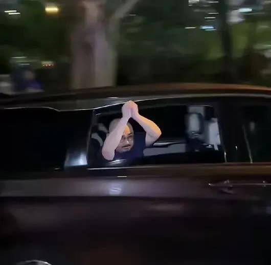 刀郎的一个举动，刀迷们泪目了。

刀郎南宁演唱会结束了，刀郎下班了，坐商务车