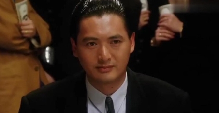 1989年，在拍摄《赌神》时，永盛影视公司面临倒闭，只开得起演员一个月的工资，老