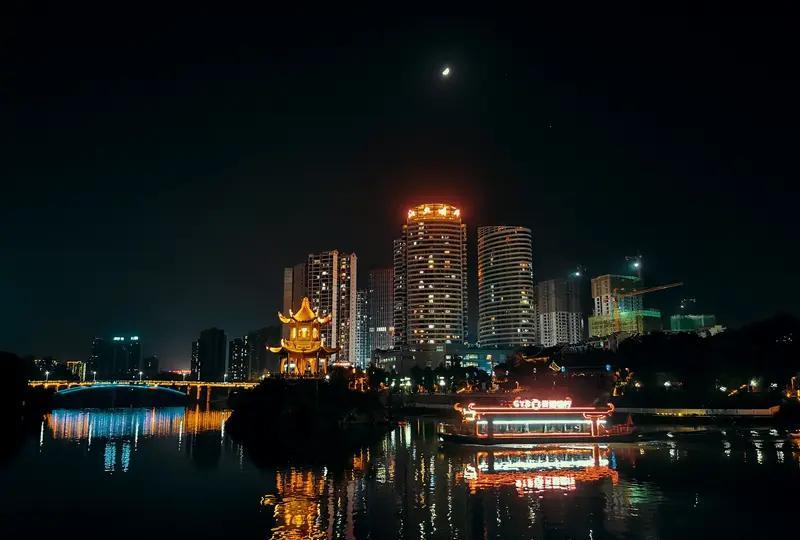 #头号新车#
      当汽车变成了移动的“生活小天地”时，我心里头排名第一的