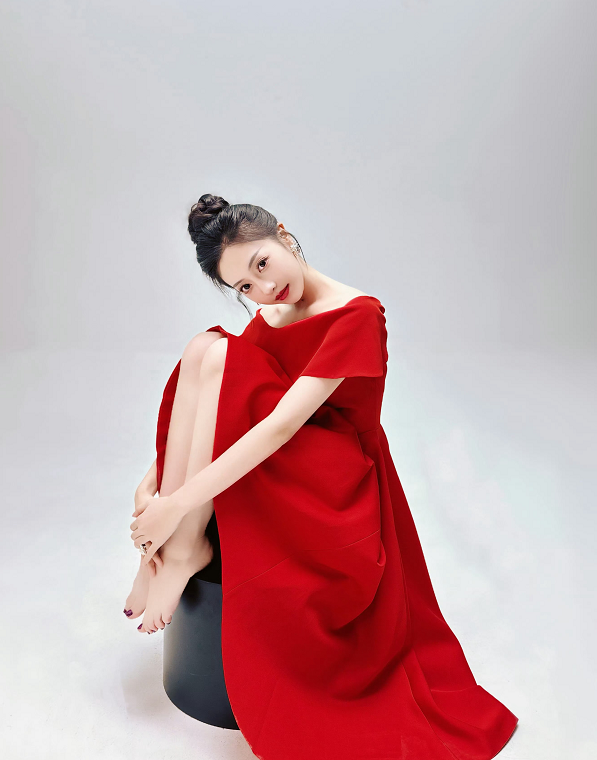 王家茵的红裙棚拍，状态是真不错！