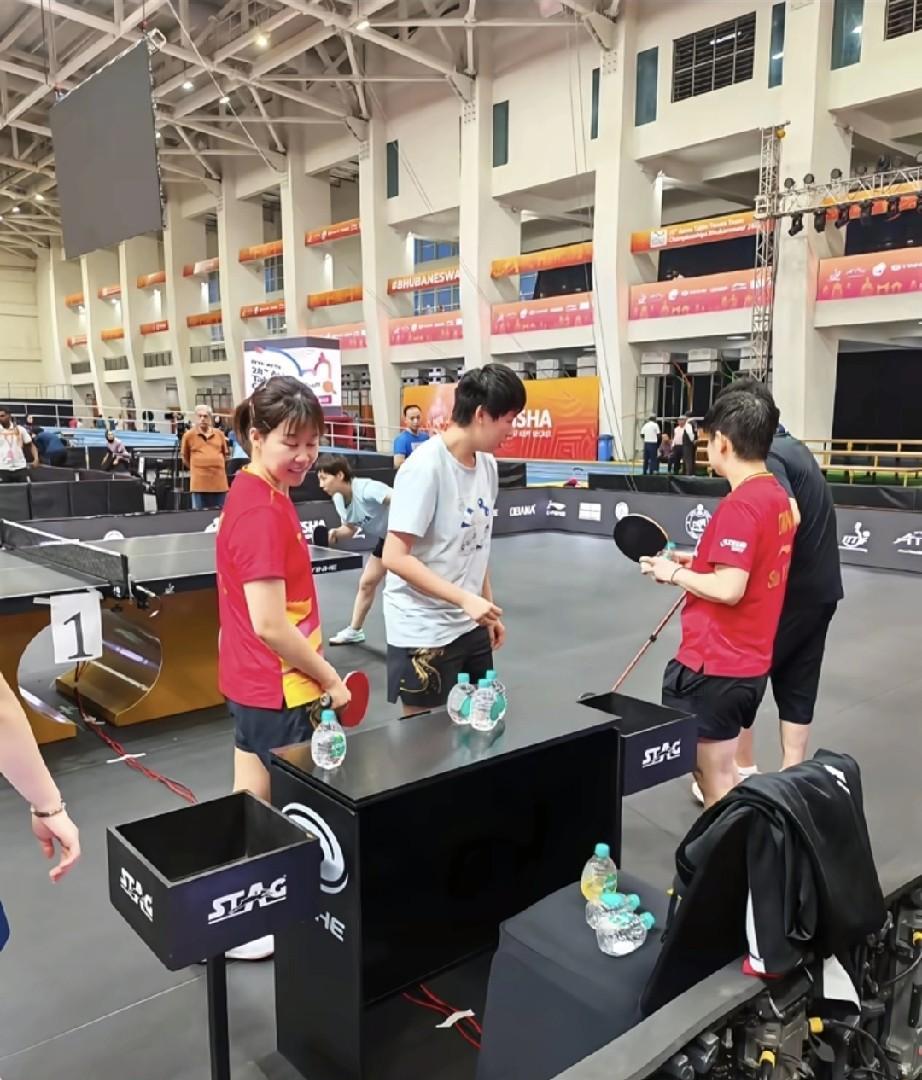 亚锦赛最戳人的，
不是国乒运动员们历经千辛万苦到达印度，
而是这一幕，
孙颖莎、