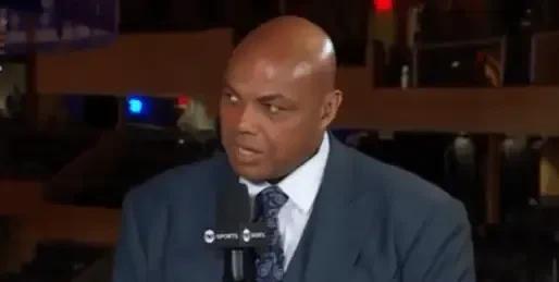 前NBA球员查尔斯-巴克利出席篮球节目，在谈到G2中森林狼教练芬奇对朱利叶斯-兰