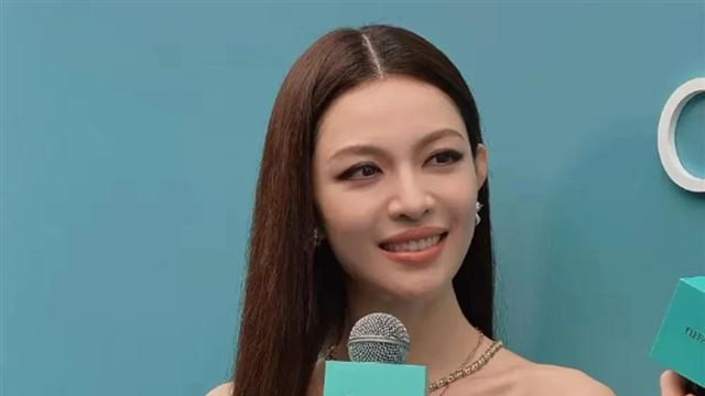 章子怡钟楚曦参加同场活动章子怡疲倦不堪斜视钟楚曦的眼神亮了