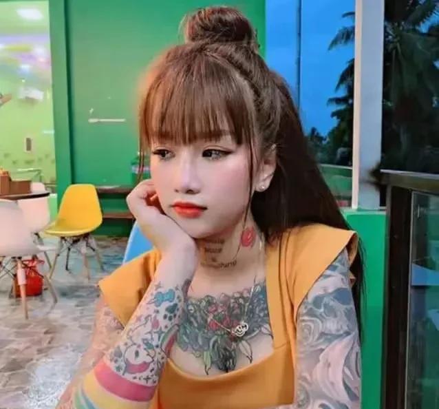 这个女孩看起来也很漂亮，岁数也特别的小，居然把自己纹成了这个样子，实在是不应该呀