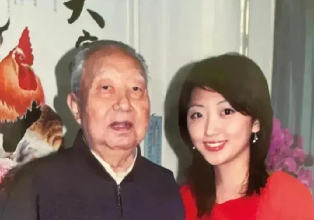 华老与孙女同框合影，温暖又温馨，美好的回忆！