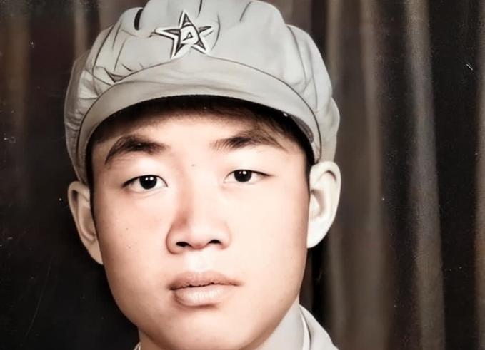 1951年，我军一名新兵在擦拭炮管时，发现对面美军基地有一个突兀的小山包，心痒之