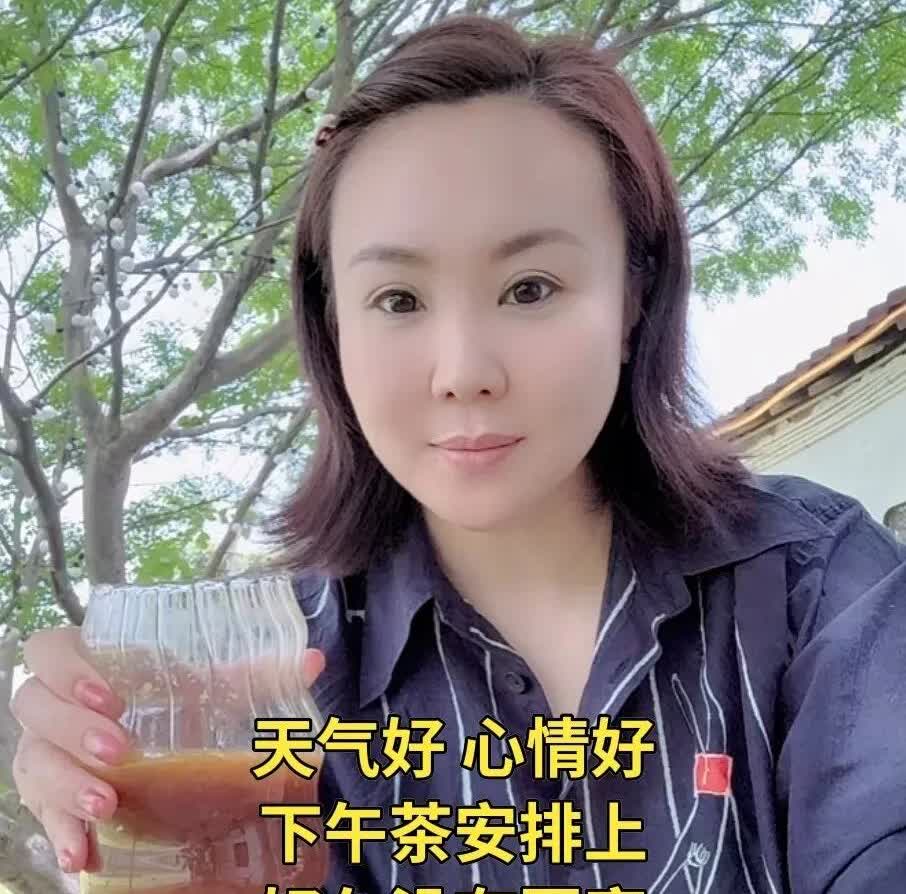 李琳心情愉悦地喝完下午茶去看孙子，这画面很温馨。家庭里的关系总是复杂又充满温情。