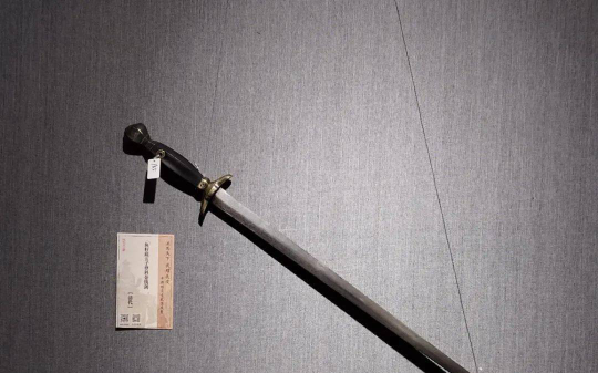 故事：西晋名剑被老太太当废铁捐了，拉车工人起贪念占为己有，殊不知黄雀在后！