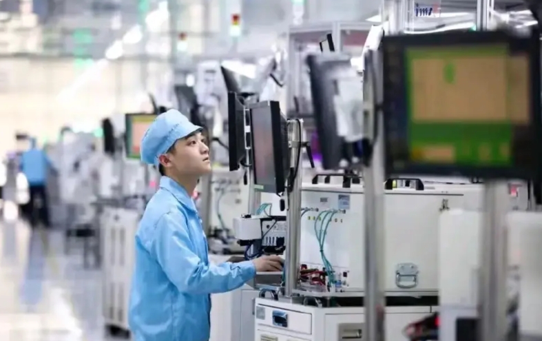 有网友担忧：最危险的局面是，美欧联合东南亚形成一个排斥中国的自贸区。
问题来了，