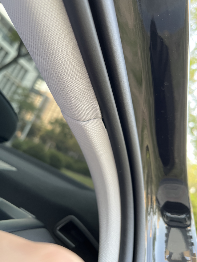 迈腾c柱上方顶棚帆布问题
如题，这个正常么，左侧是这样的，右侧正常，看着感觉脱落