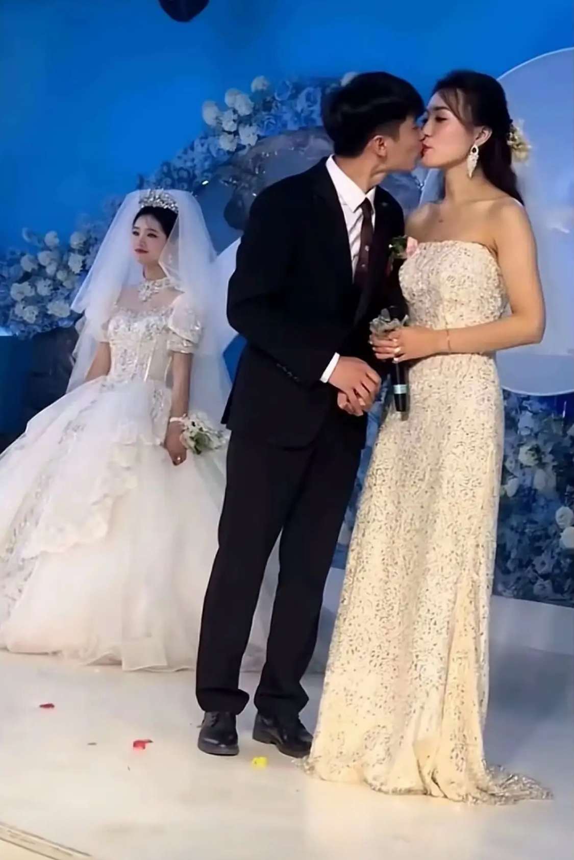 新郎哥你搞错了，那个才是新娘啊！