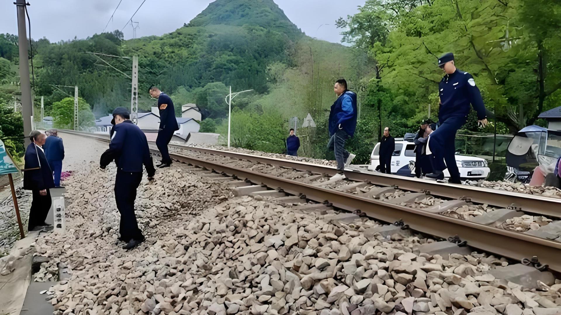 15岁残障留守女孩，因火车穿村被撞身亡，已是该路段第18起类似悲剧