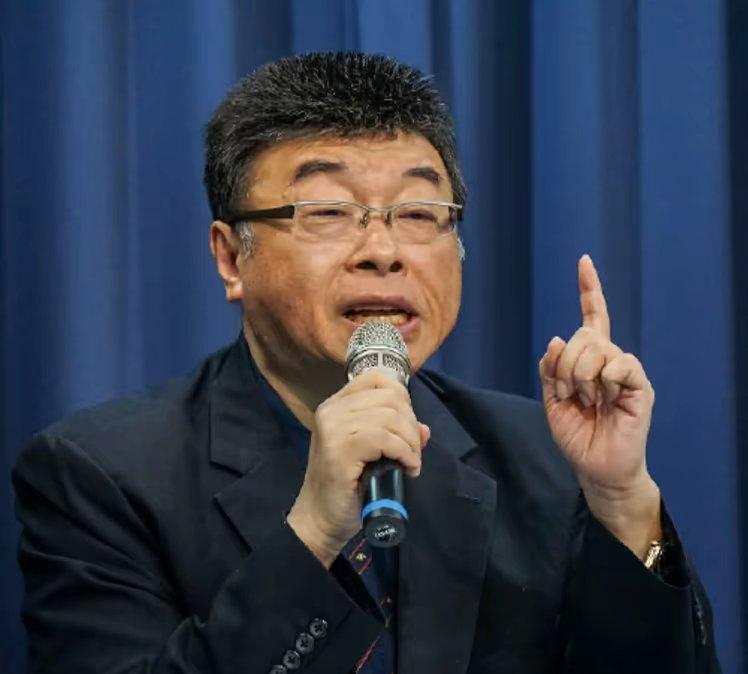 邱毅教授
确实懂得国际事务。
这位教授，身体力行。
尤其对韩国了解颇深。
确实是