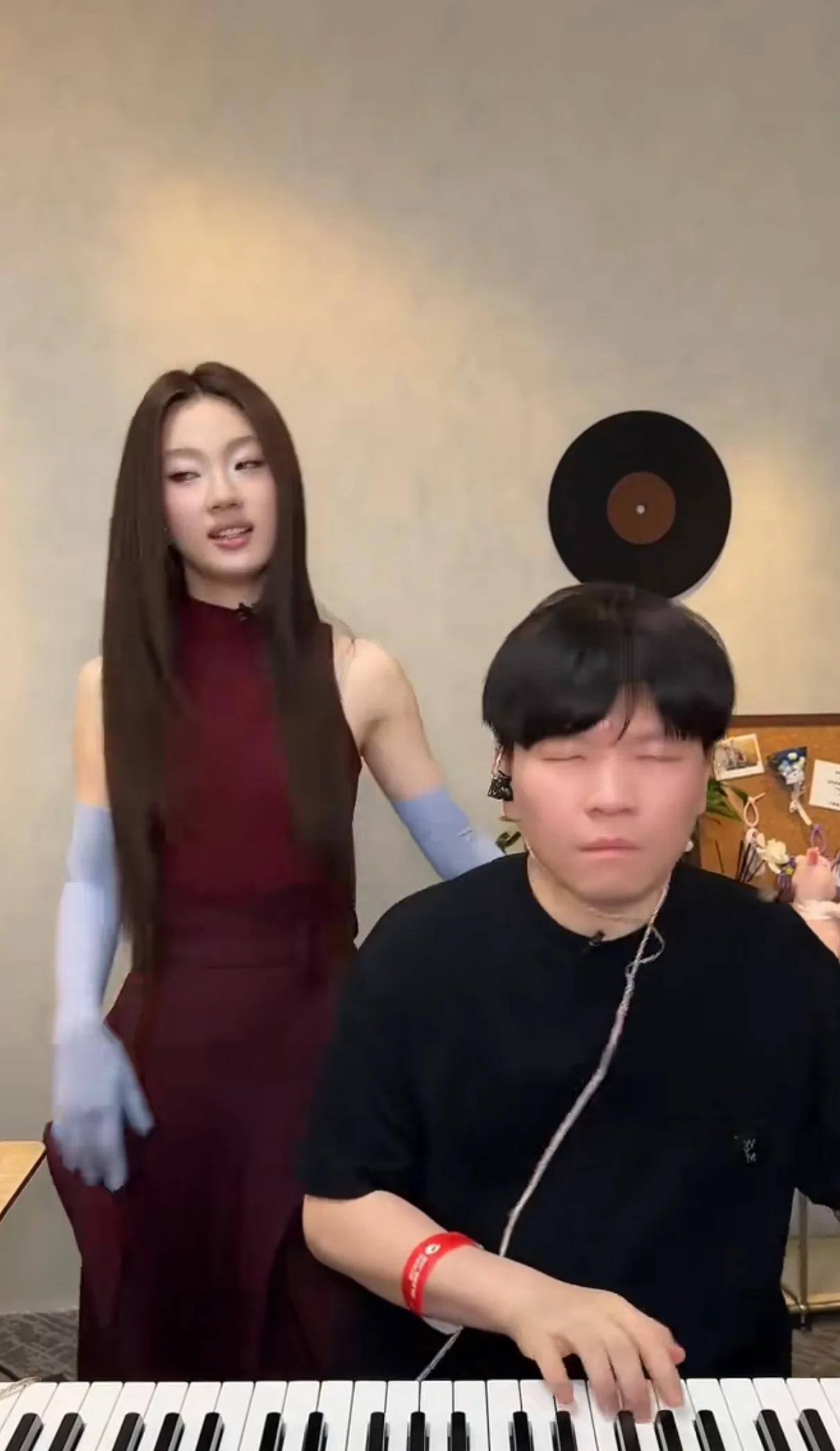 小鬼与妖精
一起搞《李白》
嘻哈如儿戏
没有搞明白
李白非李白
小鬼想当家
妖精