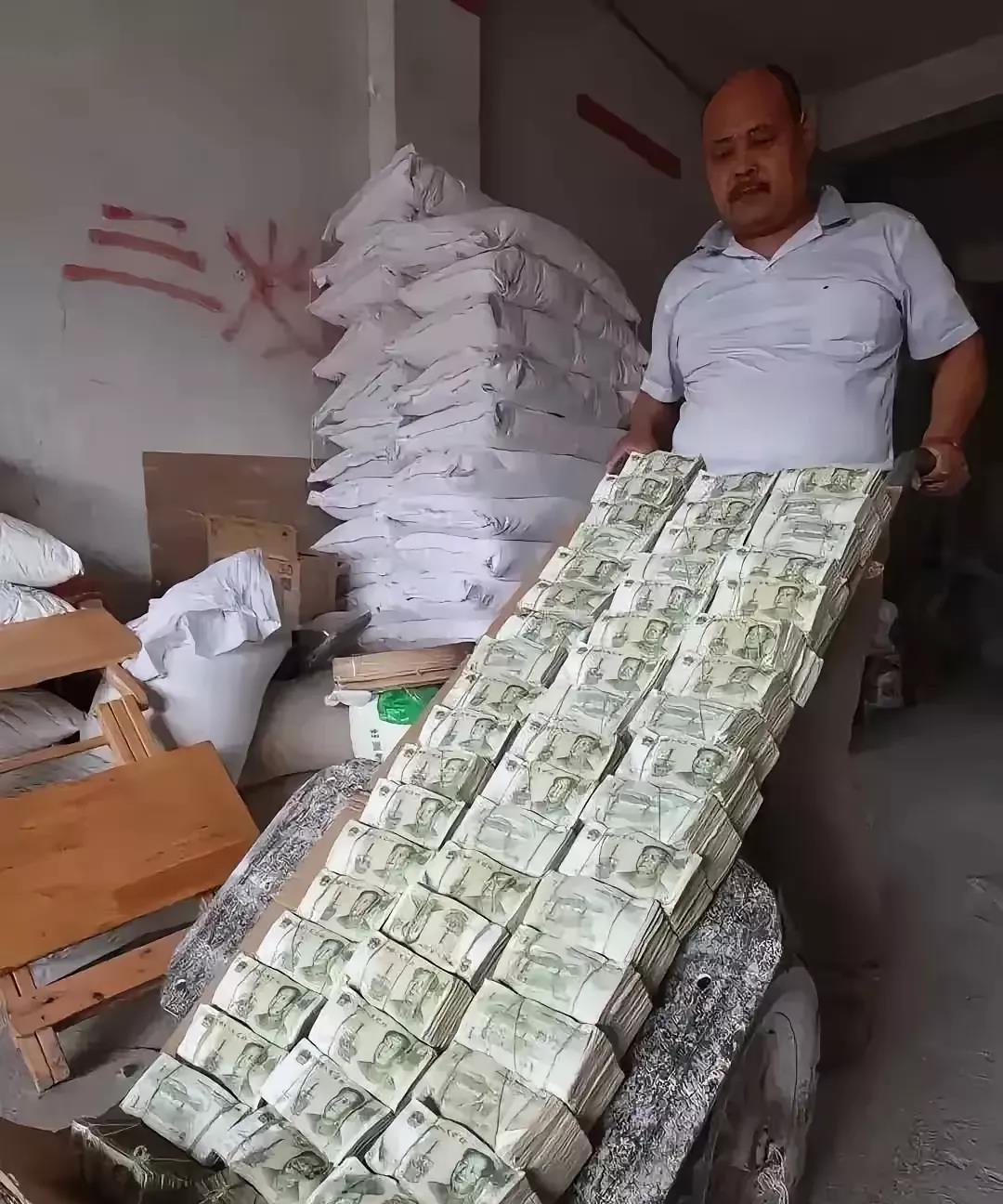 牛！竟然用斗车来拉钱的，你知道这一大车钱约有多少钱？
