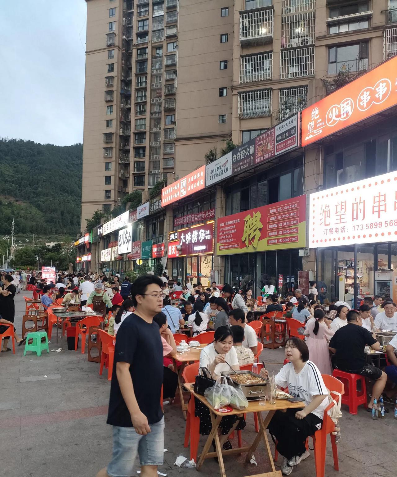 #分享城市新鲜事#讓你看看夏日宣漢新區，體育公園周圍的寬闊街道，美食幾條街，簡直