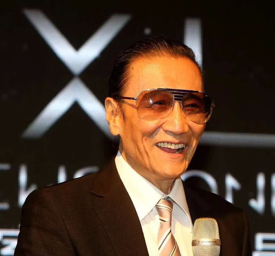 谢霆锋母亲狄波拉，和他父亲虽然离婚了。她们的关系还是非常好的原因，谢霆锋给了母亲