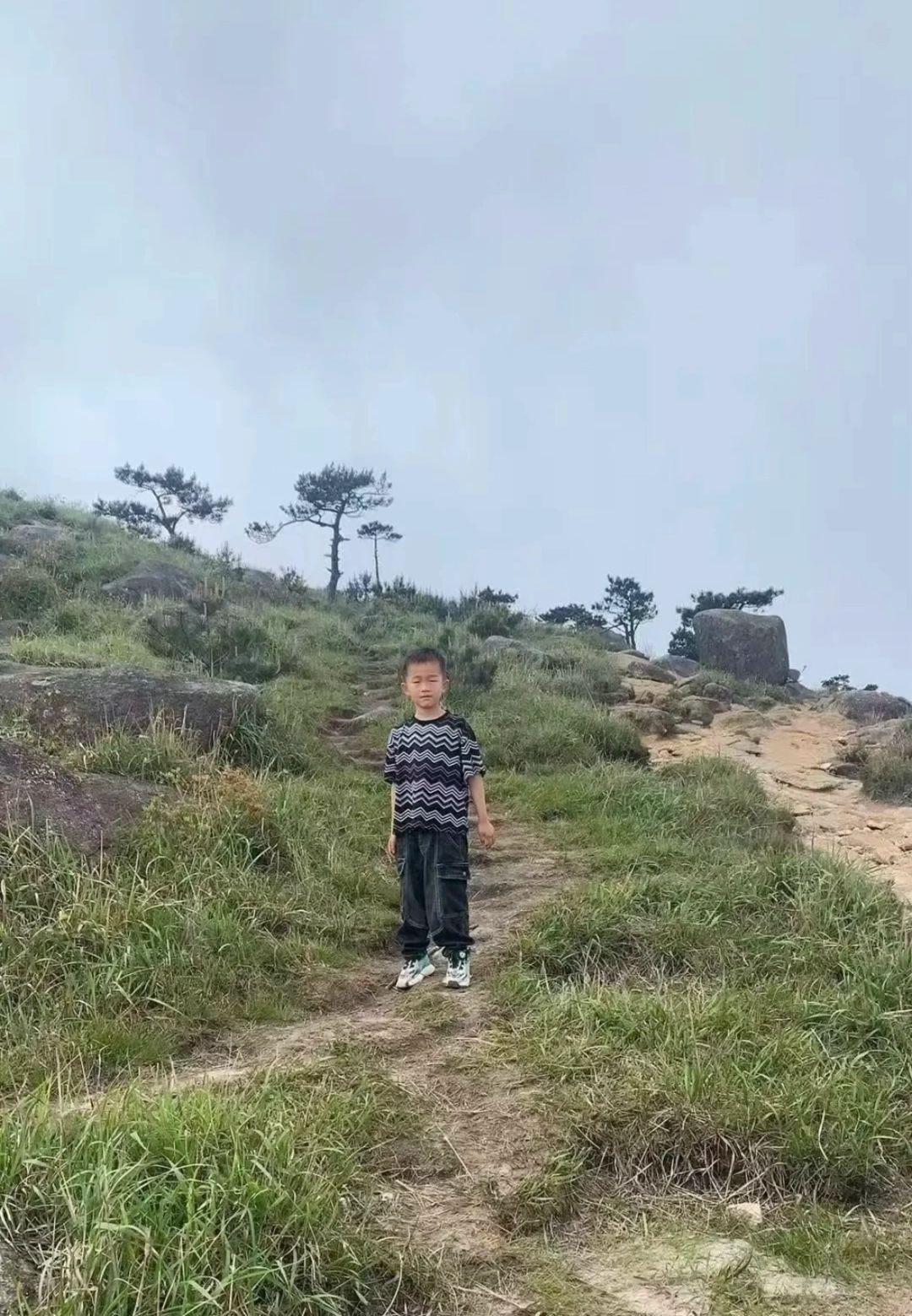 这孩子才八岁，走丢又是在深山中，家长应该急疯了，五点多时候，榜头镇下大雨，这会儿