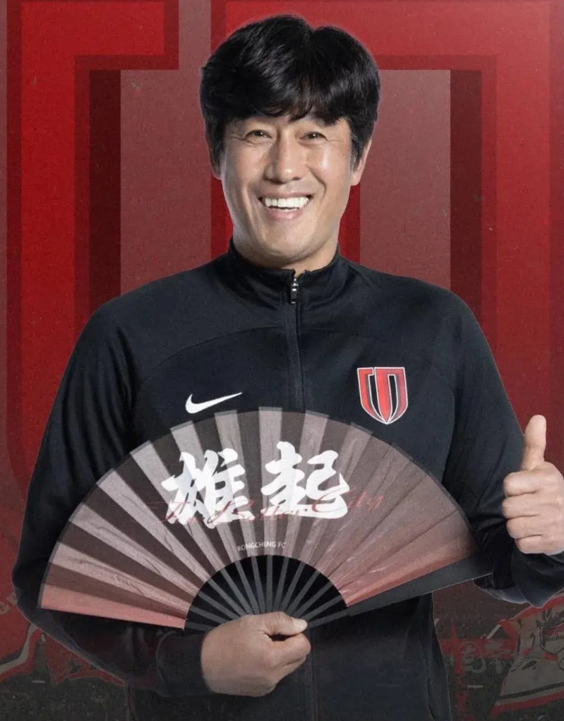男足若请韩国主教练何必舍近求远。据韩媒“FootballAsian”报道，中国足