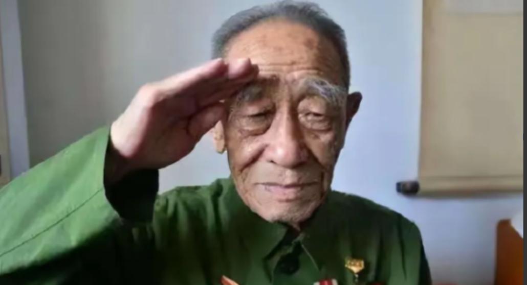 1973年，杨得志下乡看望老战友，却发现老战友生病却没钱治，县委见他生气，急忙解