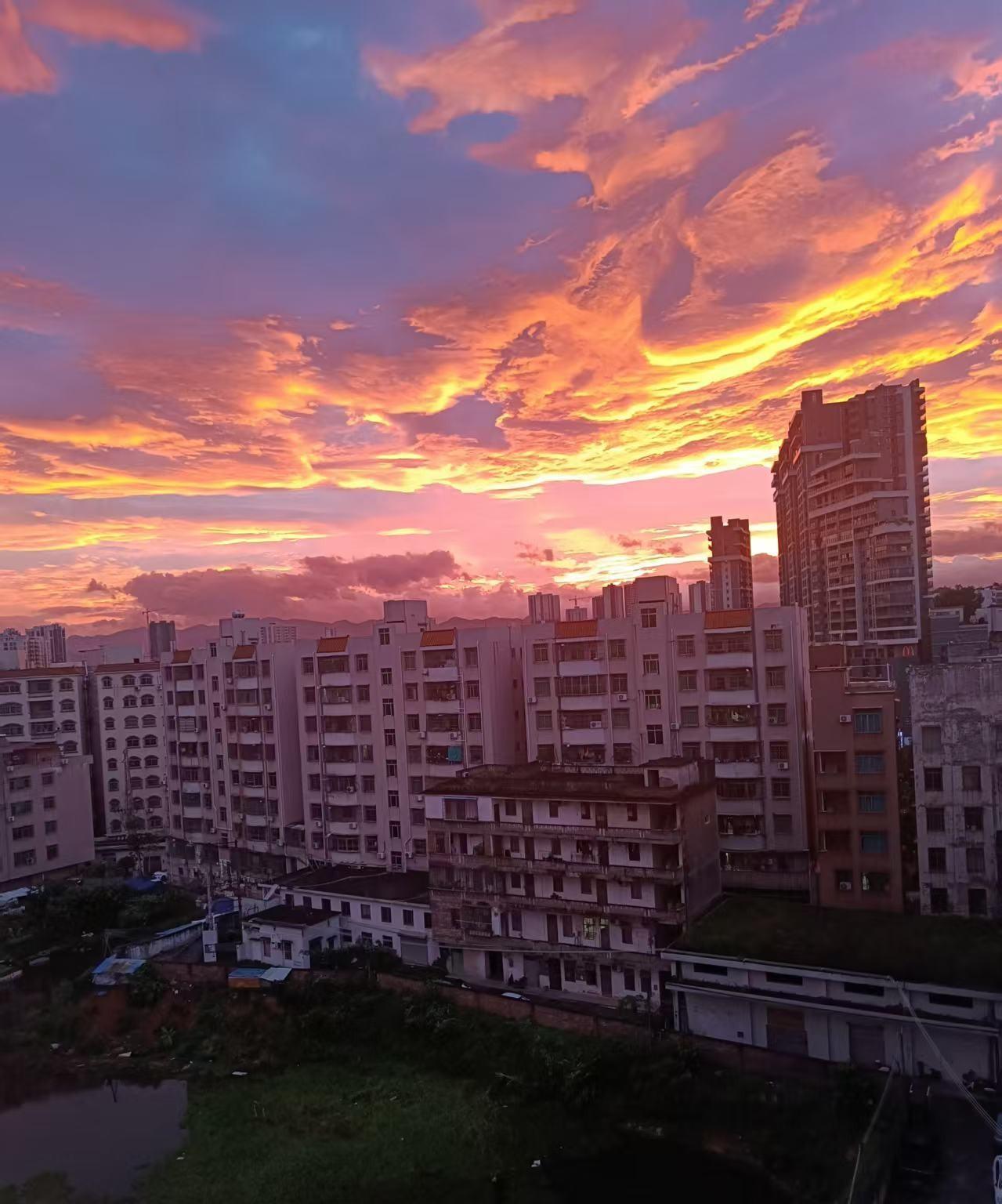 我超爱随手拍天空
打开相册
好多天空美照
我爱记录生活
旅行遇绝美风光
咔咔拍照