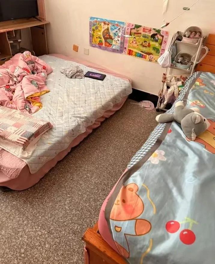 我叫我婆婆在我屋打地铺了。
我家里是租的两室一厅的房子。我婆婆屋里没有空调，只有