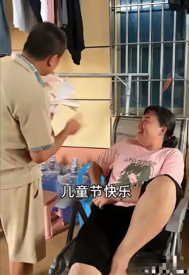 全红婵妈妈的坐姿有什么问题吗？为什么有这么多的人说看不惯呢？说她不雅观呢。人家可