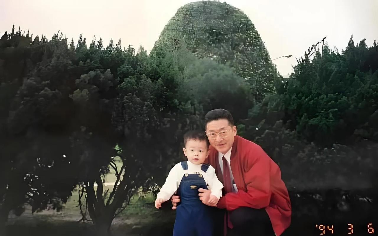 李敖父子年龄差很大





李敖，狂傲一生，特立独行，他的感情生活也如同他本人