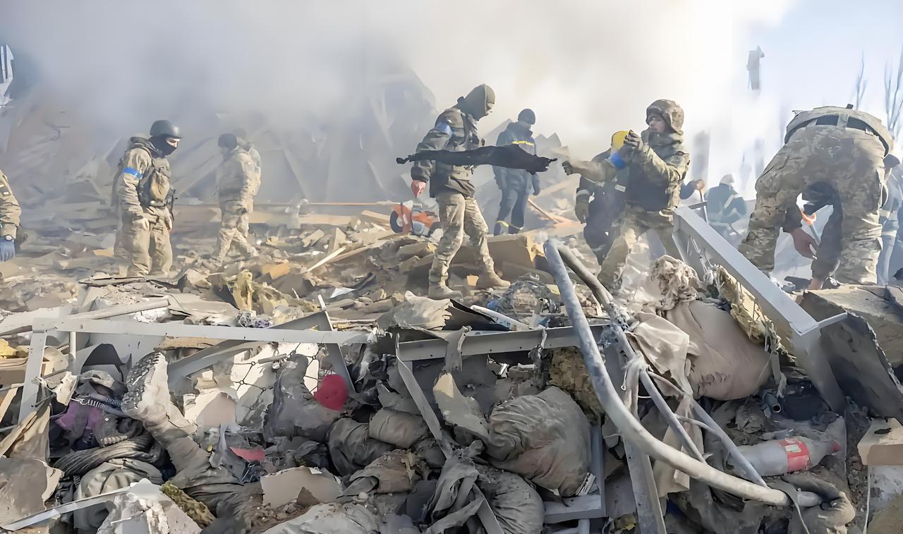 据英国卫报记者桑顿爆料称，自俄乌战争开始，乌克兰已损失近200万士兵。这一数据明