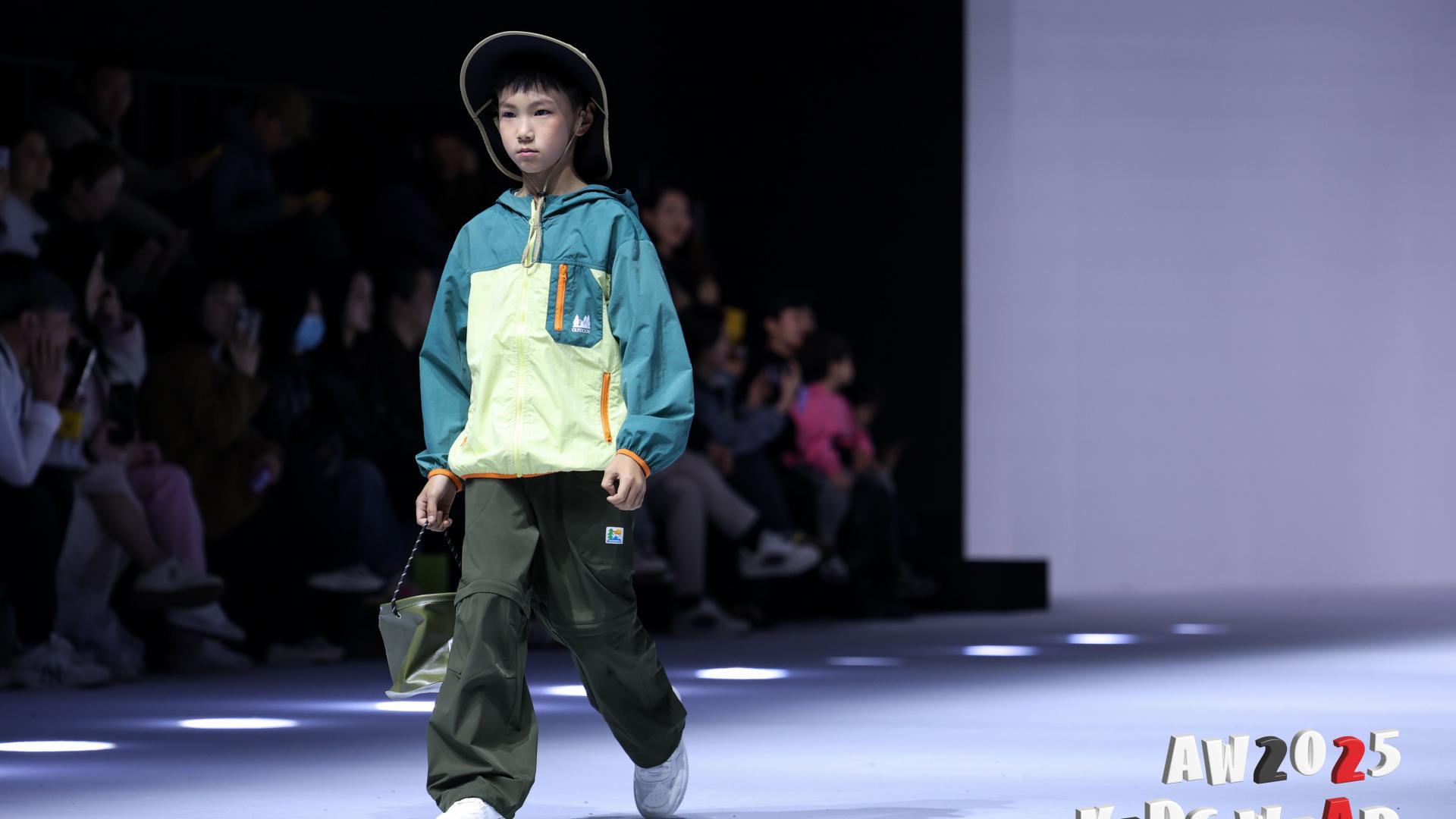 马瑾垣参加“gxg·kids放氧计划”上海时装周 演绎户外时尚美学